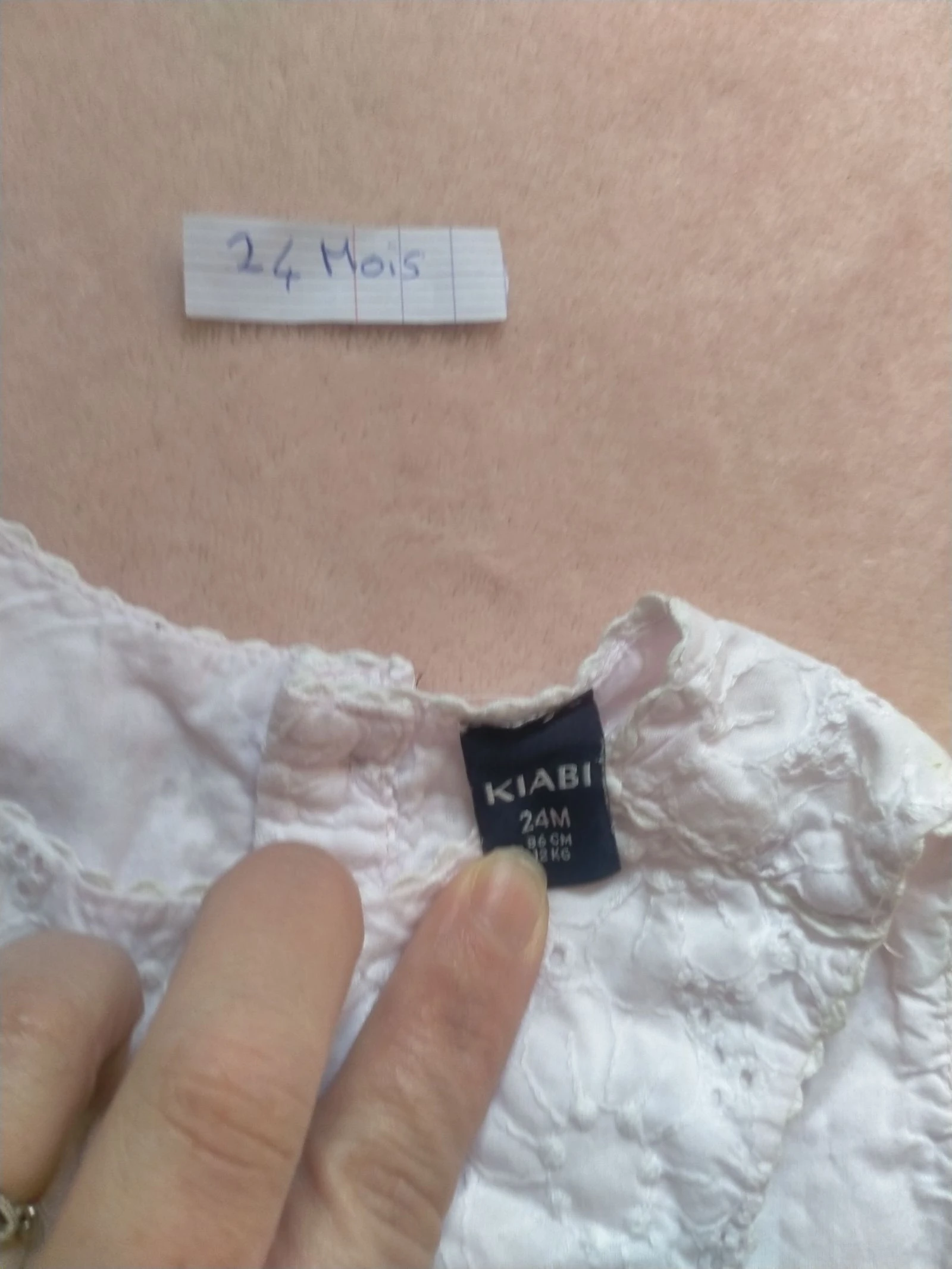 Kiabi babyjurk in witte anglaise borduurwerk 24 maanden Elegant – photo 4